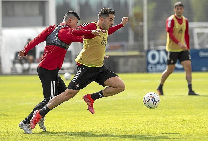 Roncaglia y Jony disputan un balón durante un entrenamiento de la semana pasada.