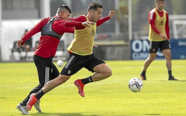 Roncaglia y Jony disputan un balón durante un entrenamiento de la semana pasada.