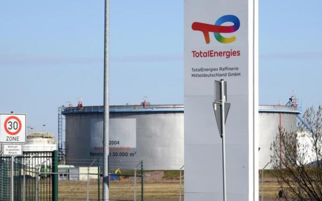 Vista general de una planta de Total Energies, compañía que ha pedido a los franceses, al igual que otras dos grandes suministradoras, que ahorren energía. Vista general de una planta de Total Energies, compañía que ha pedido a los franceses, al igual que otras dos grandes suministradoras, que ahorren energía.