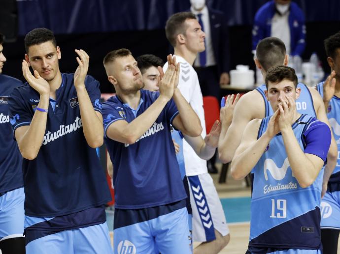 Los jugadores del Estudiantes, con gesto compungido tras la derrota de ayer ante el San Pablo Burgos.