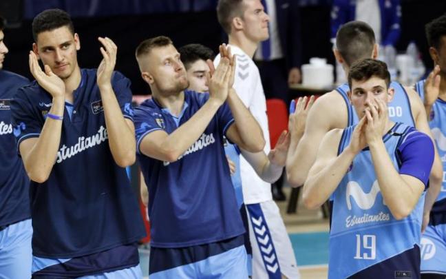 Los jugadores del Estudiantes, con gesto compungido tras la derrota de ayer ante el San Pablo Burgos. Los jugadores del Estudiantes, con gesto compungido tras la derrota de ayer ante el San Pablo Burgos.