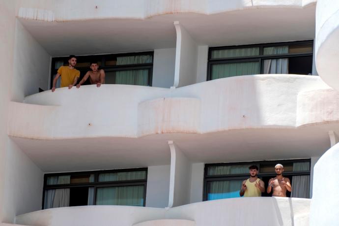 Varios de los jóvenes aislados en un hotel de Palma.
