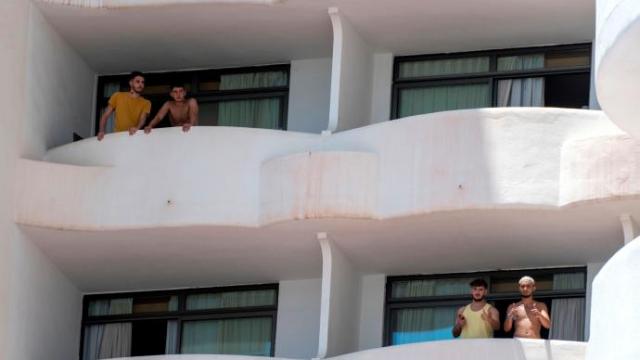 Varios de los jóvenes aislados en un hotel de Palma.