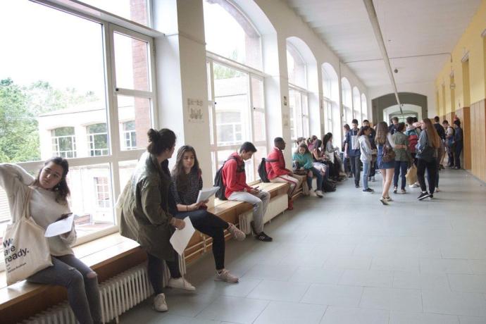 Estudiantes en el campus de Vitoria de la UPV/EHU.