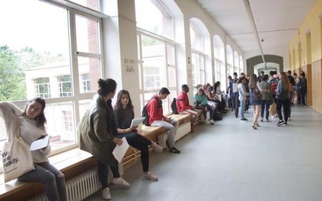 Estudiantes en el campus de Vitoria de la UPV/EHU. Estudiantes en el campus de Vitoria de la UPV/EHU.