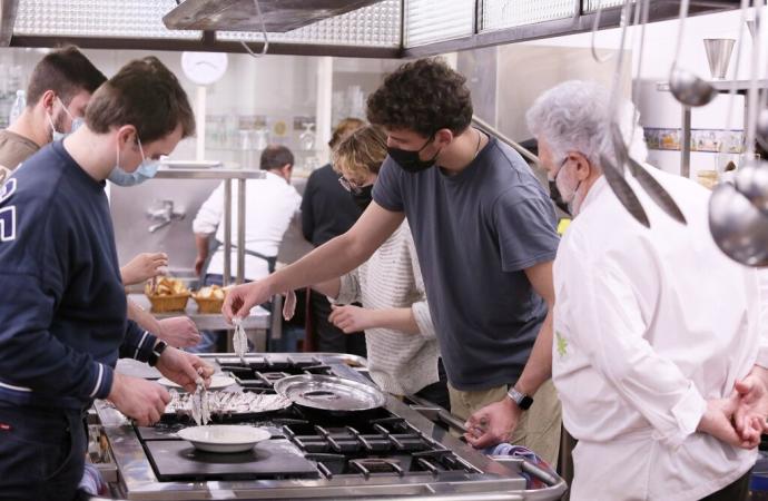 Los jóvenes estudiantes estadounidenses rebozan las anchoas