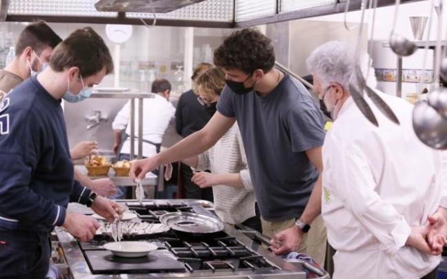 Los jóvenes estudiantes estadounidenses rebozan las anchoas Los jóvenes estudiantes estadounidenses rebozan las anchoas