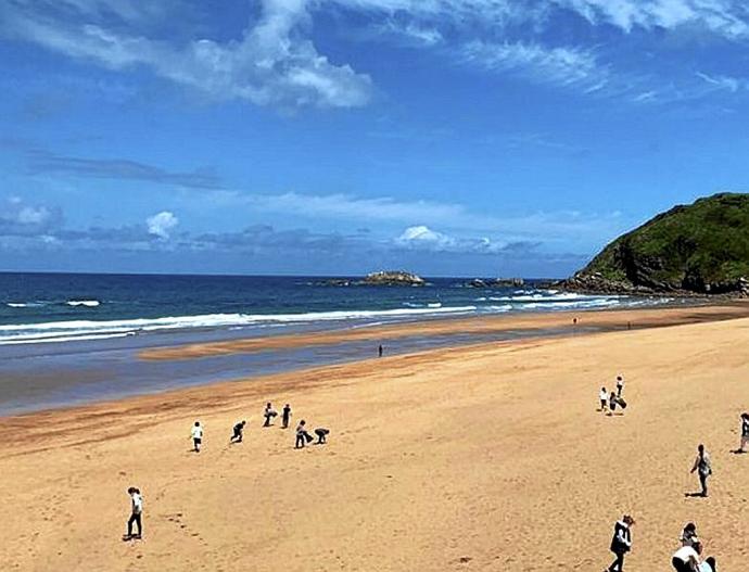 Un grupo de alumnos limpia la playa de Zarautz. Foto: N.G.