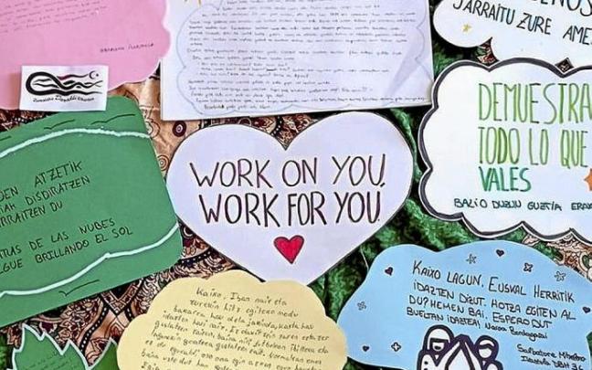 Varios mensajes de alumnos de Zarautz. Foto: N.G.