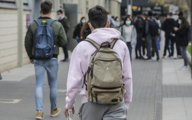 Dos estudiantes camino de clase.