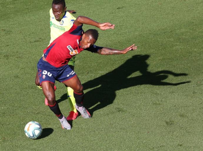 Estupiñan, en un partido con Osasuna en El Sadar ante el Villarreal.