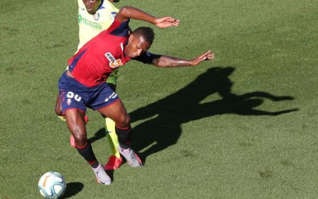 Estupiñan, en un partido con Osasuna en El Sadar ante el Villarreal.