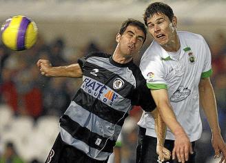 Garitano y Zigic pugnan por un balón aéreo en un partido entre la Real y el Racing de Santander en El Sardinero.