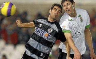 Garitano y Zigic pugnan por un balón aéreo en un partido entre la Real y el Racing de Santander en El Sardinero. Garitano y Zigic pugnan por un balón aéreo en un partido entre la Real y el Racing de Santander en El Sardinero.