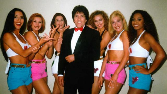 Georgie Dann con su grupo de coristas.