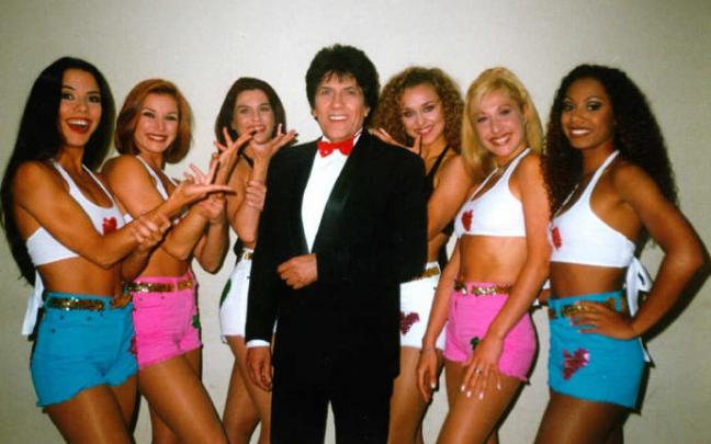 Georgie Dann con su grupo de coristas.