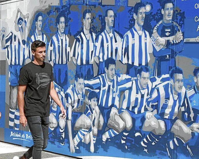 Javi Muñoz se encamina a su presentación en Mendizorroza como nuevo jugador del Deportivo Alavés. Foto: Efe