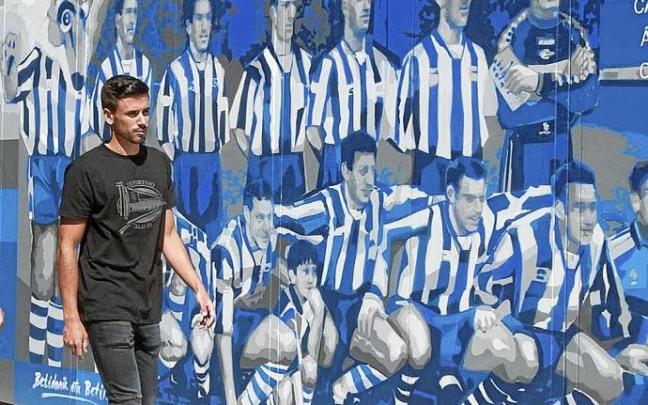 Javi Muñoz se encamina a su presentación en Mendizorroza como nuevo jugador del Deportivo Alavés. Foto: Efe