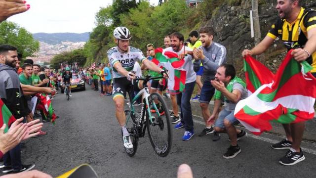 Imagen de archivo de una etapa de la Vuelta a su por Euskadi.