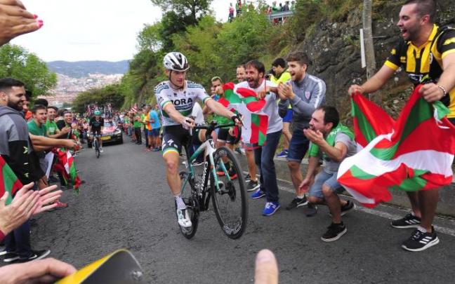 Imagen de archivo de una etapa de la Vuelta a su por Euskadi.