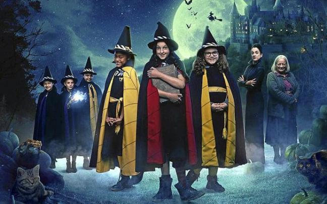 Mildred Hubble (en el centro, interpretada por Bella Ramsey) es una estudiante de Primero en la Academia Cackles para brujas cuyas mejores amigas son Maud y Enid. Fotos: EITB