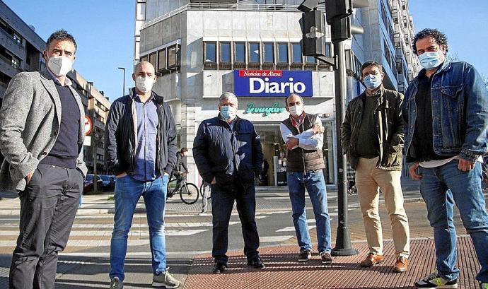 Los seis exjugadores del Alavés posan en una céntrica calle gasteiztarra, al lado de la redacción de DIARIO DE NOTICIAS DE ÁLAVA.