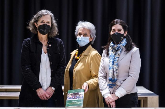 De i a d: Ana Burusco, directora general de Universidad del Gobierno de Navarra; María Amor Begiristáin, coautora y miembro de Etniker; y Naiara Ardanaz, subdirectora de la Cátedra, en el Museo de Navarra.