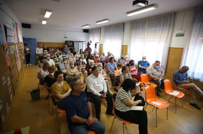 Aspecto que presentaba la sala donde se ha celebrado este miércoles la reunión vecinal en Etxabakoitz con el alcalde Maya.