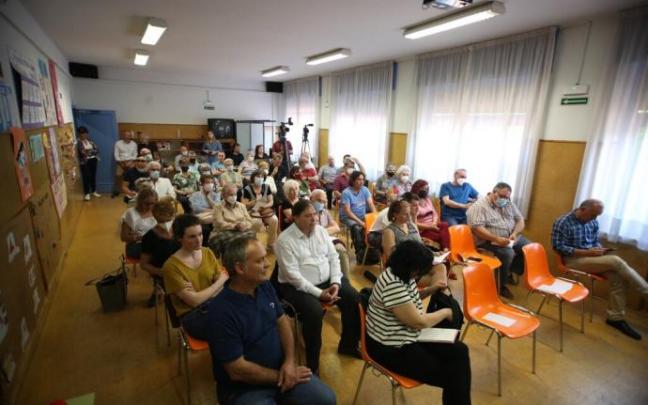 Aspecto que presentaba la sala donde se ha celebrado este miércoles la reunión vecinal en Etxabakoitz con el alcalde Maya. Aspecto que presentaba la sala donde se ha celebrado este miércoles la reunión vecinal en Etxabakoitz con el alcalde Maya.