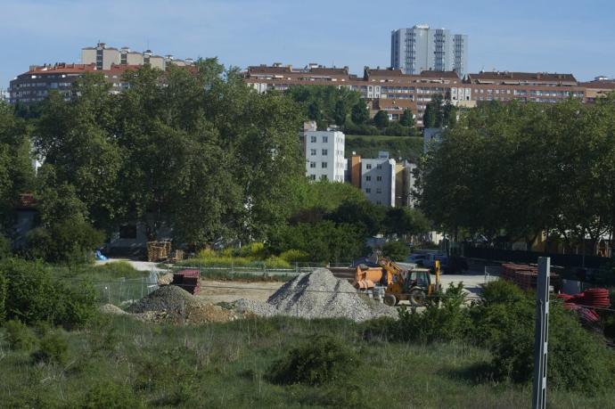 Situada en frente de las casas de la cooperativa, las máquinas trabajan a diario depositando restos de obras.