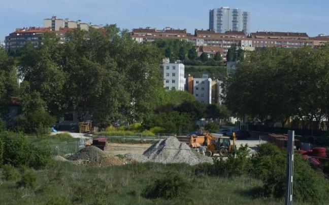 Situada en frente de las casas de la cooperativa, las máquinas trabajan a diario depositando restos de obras. Situada en frente de las casas de la cooperativa, las máquinas trabajan a diario depositando restos de obras.