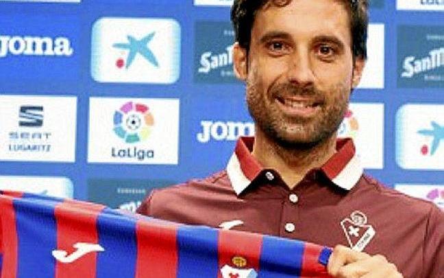 Xabi Etxeita, durante su presentación. Foto: SD Eibar