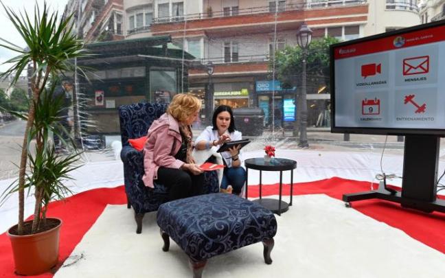 Muestra de los servicios de etxeTIC en la cúpula transparente. Muestra de los servicios de etxeTIC en la cúpula transparente.
