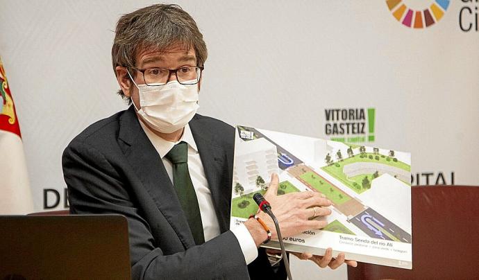 Gorka Urtaran, presidente de Eudel, durante su comparecencia semanal de los viernes celebrada ayer en el Ayuntamiento de Vitoria. Foto: Jorge Muñoz