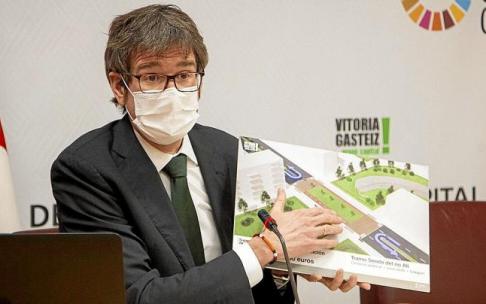 Gorka Urtaran, presidente de Eudel, durante su comparecencia semanal de los viernes celebrada ayer en el Ayuntamiento de Vitoria. Foto: Jorge Muñoz