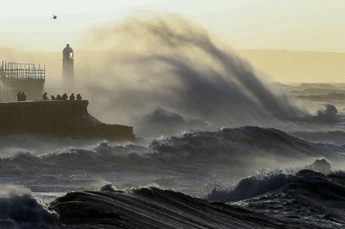 Las olas rompen contra el puerto de Porthcawl, en Gales, por los efectos de Eunice.