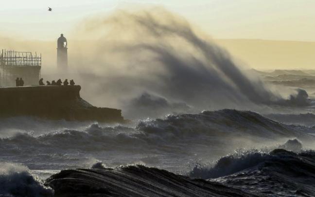 Las olas rompen contra el puerto de Porthcawl, en Gales, por los efectos de Eunice.