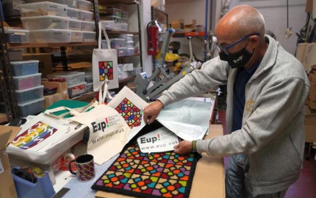Jon Corrales, de Creaciones Bilbao, ha recibido uno de los primeros encargos de la plataforma Eup! Jon Corrales, de Creaciones Bilbao, ha recibido uno de los primeros encargos de la plataforma Eup!