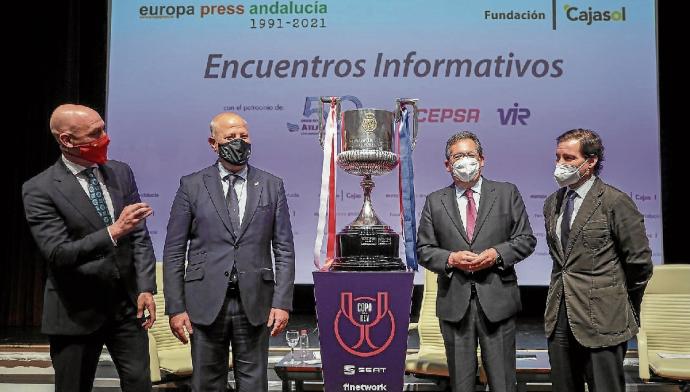 Rubiales con Javier Imbroda, consejero de Educación y Deportes de la Junta, presentando la Copa en un encuentro informativo.