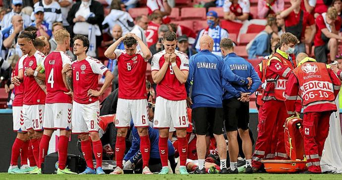 Eriksen, consciente, abandona el Parken Stadion.