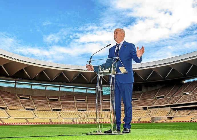 Javier Imbroda, consejero de Educación y Deportes de la Junta de Andalucía, en el estadio de La Cartuja. Foto: Junta de Andalucía