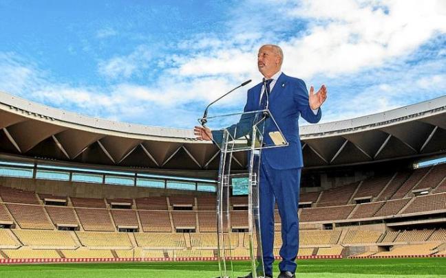 Javier Imbroda, consejero de Educación y Deportes de la Junta de Andalucía, en el estadio de La Cartuja. Foto: Junta de Andalucía