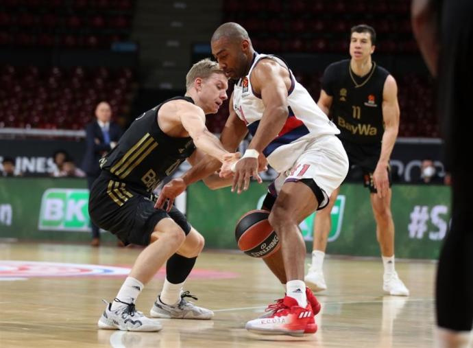 Granger, sin fortuna en sus tiros abiertos, pelea por un balón dividido con Jaramaz.