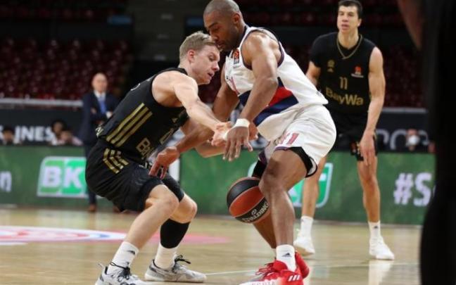 Granger, sin fortuna en sus tiros abiertos, pelea por un balón dividido con Jaramaz.
