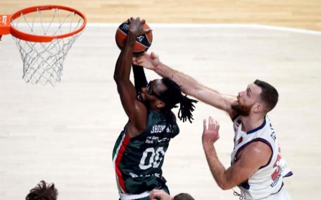 Matt Costello trata de taponar la entrada de John Brow.