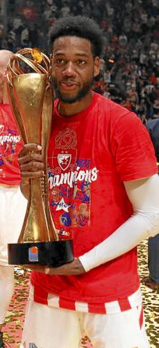 Loyd, con el trofeo de campeón de la Liga Adriática.