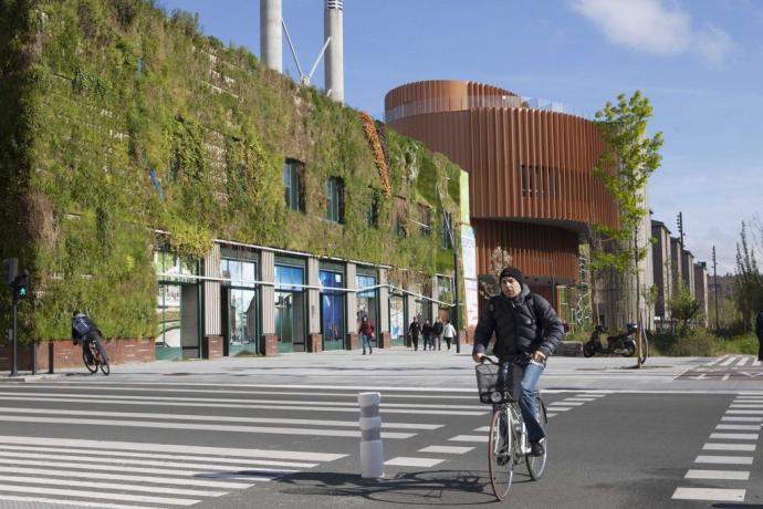 Fachada del Palacio Europa en la Avenida de Gasteiz.