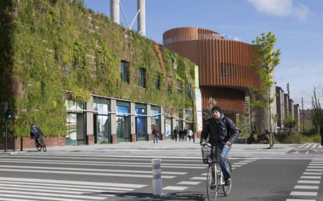 Fachada del Palacio Europa en la Avenida de Gasteiz.