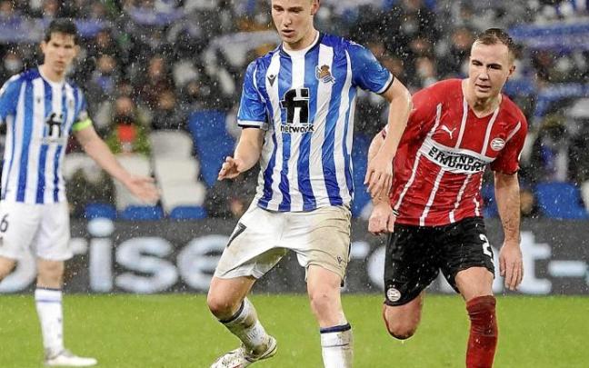 Turrientes, presionado por Götze, del PSV, durante el partido disputado en Anoeta el pasado diciembre.