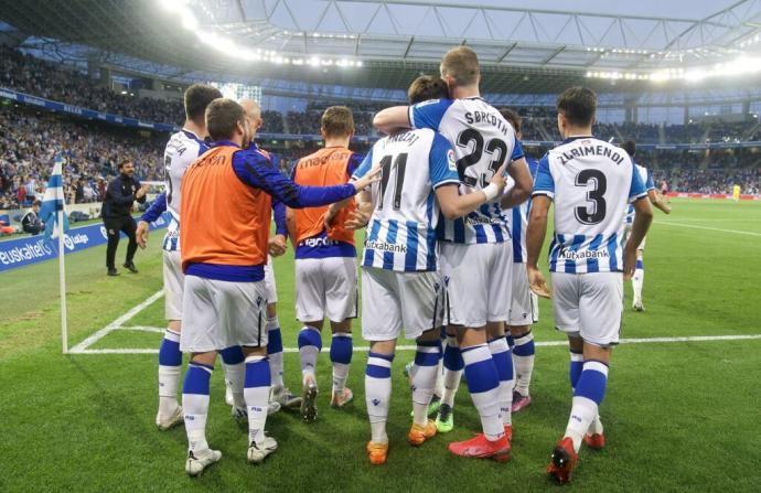 Los jugadores de la Real celebran con Januzaj el momentáneo 2-0 del belga al Cádiz, este jueves.